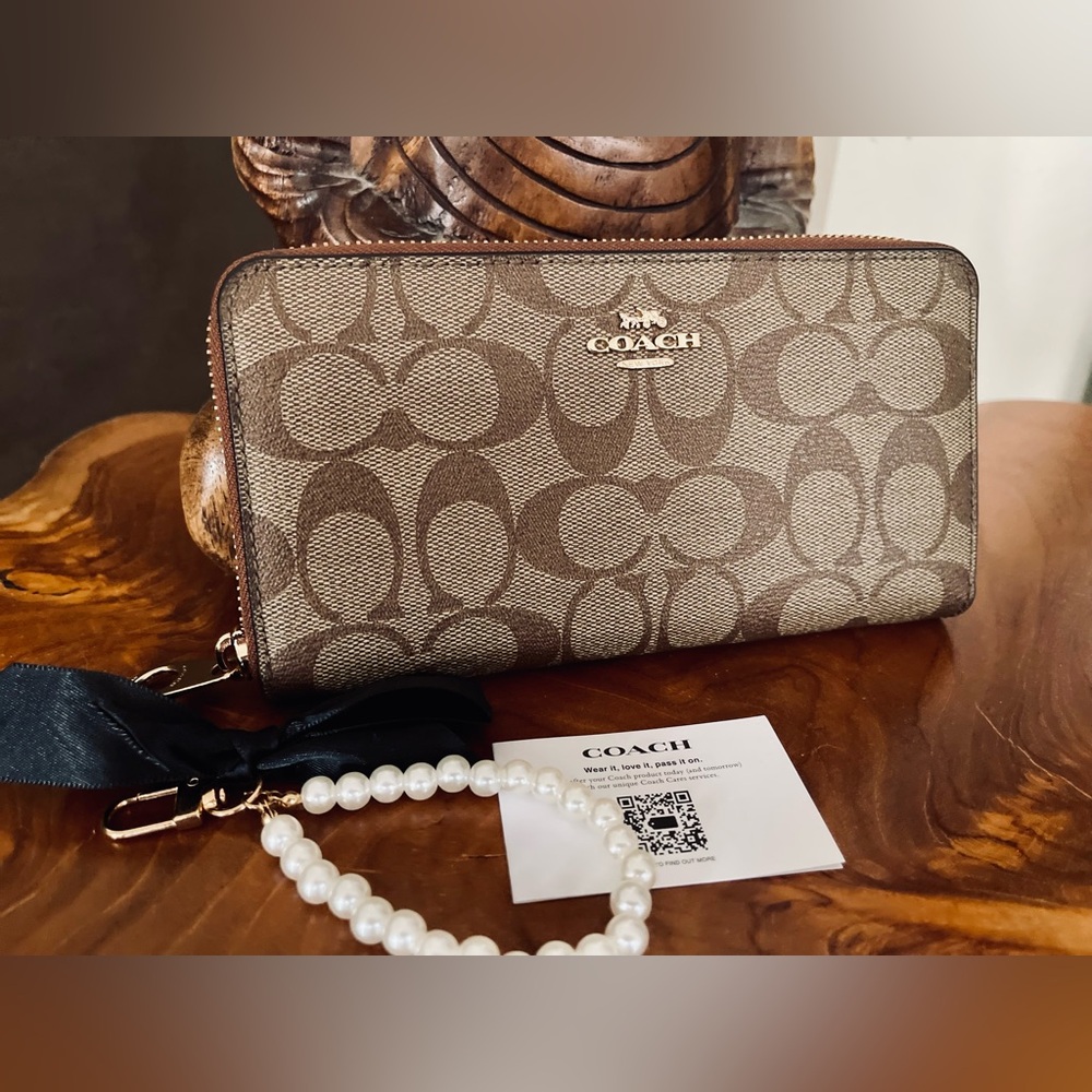 Coach NWOT Tan and Brown Signature Zip Wallet with pearl detachable wrist strap! - Picture 3 of 11